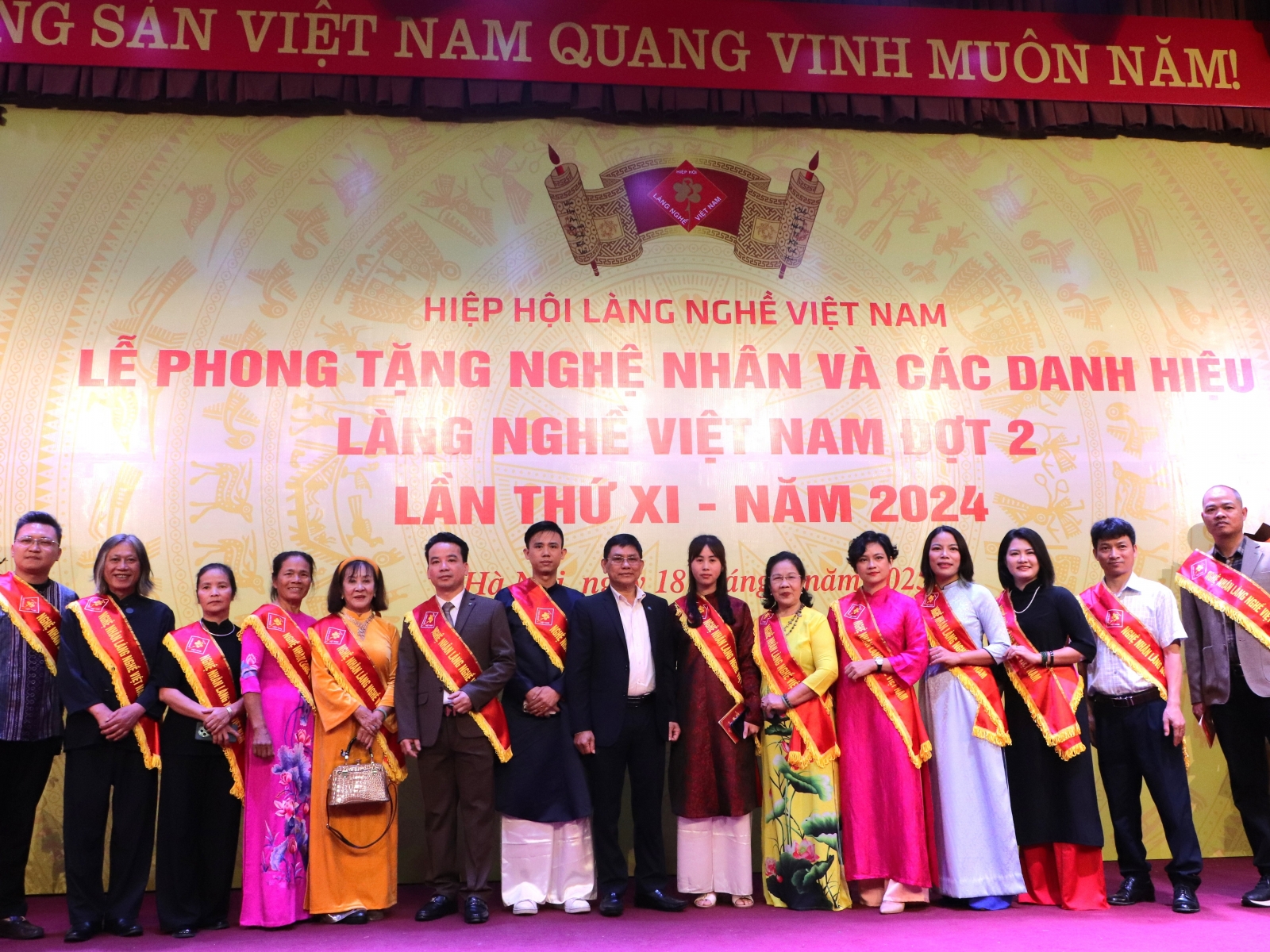 Tôn vinh nghệ nhân trà: Những người gìn giữ hồn Việt qua từng ấm trà